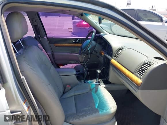 ✅ 2001 Lincoln Continental • VIN: 1LNHM97VX1Y691923 • Lot: 42232775. Listed on IAAI with 193,263 mi. Free auction sales archive from the USA and detailed vehicle history report at DreamBid. Image 5.