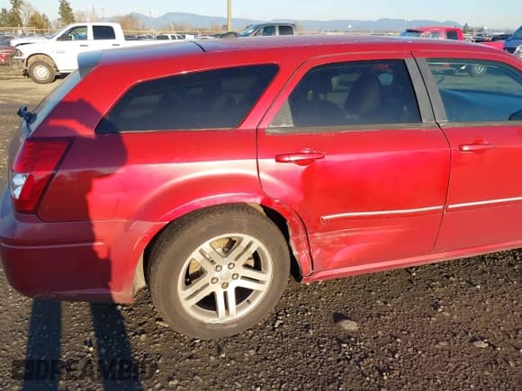 2005 Dodge Magnum SE z VIN 2D4FV48V55H648314, wystawiony jako IAAI lot #41393142 z przebiegiem 166 197 mil mil oraz . Historia ofert i sprzedaży dostępna na DreamBid. Obrazek 6.