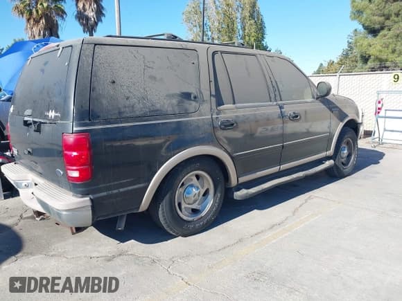 ✅ 1998 Ford Expedition XLT • VIN: 1FMPU18L2WLB70290 • Lot: 43480601. Wystawiony na IAAI z przebiegiem 145 154 mil. Bezpłatny archiwum sprzedaży aukcyjnych z USA i szczegółowy raport historii pojazdu na DreamBid. Zdjęcie 4.