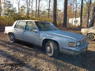 ✅ 1988 Cadillac DeVille • VIN: 1G6CD5155J4332134 • Lot: 43765272. Wystawiony na IAAI z przebiegiem 173 626 mil. Bezpłatny archiwum sprzedaży aukcyjnych z USA i szczegółowy raport historii pojazdu na DreamBid. Zdjęcie 1.