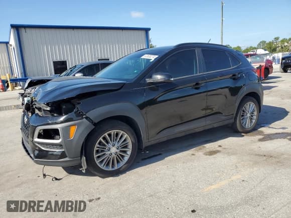 ✅ 2019 Hyundai Kona SEL • VIN: KM8K22AA9KU293040 • Лот: 62638274. Опубликован ранее на Copart с пробегом 46 664 миль. Бесплатный доступ к архиву аукционных продаж из США и подробный отчёт об истории автомобиля на DreamBid. Изображение 1.