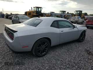 2019 Dodge Challenger SXT z VIN 2C3CDZGGXKH683577, wystawiony jako Copart lot #72094045 z przebiegiem 70 780 mil mil oraz Szkoda całkowita • Salvage title. Historia ofert i sprzedaży dostępna na DreamBid. Obrazek 3.