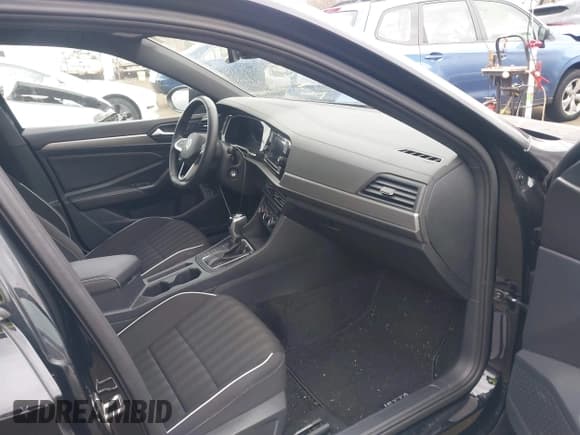 ✅ 2024 Volkswagen Jetta Sport • VIN: 3VWBM7BU9RM027744 • Lot: 41688894. Wystawiony na IAAI z przebiegiem 32 834 mil. Bezpłatny archiwum sprzedaży aukcyjnych z USA i szczegółowy raport historii pojazdu na DreamBid. Zdjęcie 5.