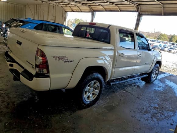 ✅ 2011 Toyota Tacoma PreRunner • VIN: 3TMJU4GN8BM113695 • Lot: 94365735. Listed on Copart with 249,473 mi. Free auction sales archive from the USA and detailed vehicle history report at DreamBid. Image 3.