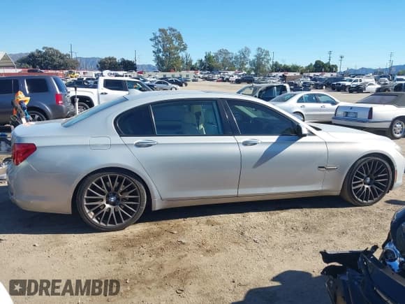 ✅ 2011 BMW 7 Series 740Li • VIN: WBAKB4C57BC575082 • Lot: 43794860. Wystawiony na IAAI z przebiegiem 97 642 mil. Bezpłatny archiwum sprzedaży aukcyjnych z USA i szczegółowy raport historii pojazdu na DreamBid. Zdjęcie 13.