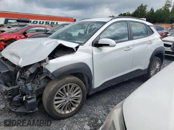 2021 Hyundai Kona SEL z VIN KM8K2CAA1MU696213, wystawiony jako Copart lot #65401865 z przebiegiem 53 974 mil mil oraz Szkoda całkowita • Salvage title. Historia ofert i sprzedaży dostępna na DreamBid. Obrazek 1.