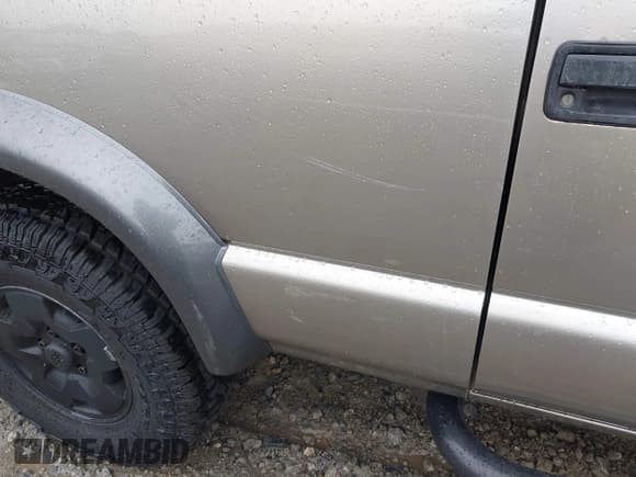 ✅ 2001 Chevrolet Blazer LS • VIN: 1GNCT18W11K246877 • Lot: 42375718. Wystawiony na IAAI z przebiegiem 264 652 mil. Bezpłatny archiwum sprzedaży aukcyjnych z USA i szczegółowy raport historii pojazdu na DreamBid. Zdjęcie 12.