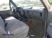 ✅ 1989 Ford F-250 • VIN: 1FTEF26Y2KNB61498 • Lot: 42551001. Wystawiony na IAAI z przebiegiem 50 222 mil. Bezpłatny archiwum sprzedaży aukcyjnych z USA i szczegółowy raport historii pojazdu na DreamBid. Zdjęcie 5.