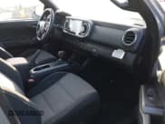 ✅ 2023 Toyota Tacoma SR • VIN: 3TMCZ5AN9PM626034 • Lot: 43517093. Wystawiony na IAAI z przebiegiem 35 131 mil. Bezpłatny archiwum sprzedaży aukcyjnych z USA i szczegółowy raport historii pojazdu na DreamBid. Zdjęcie 5.