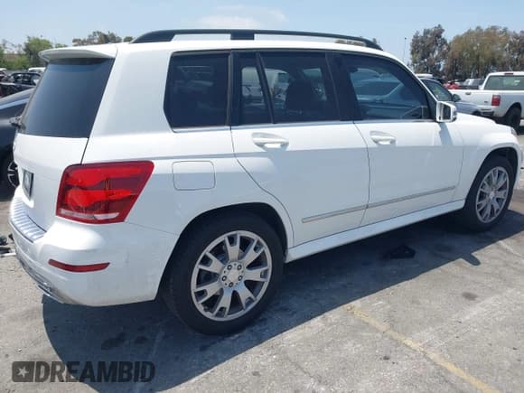 ✅ 2013 Mercedes-Benz GLK 350 • VIN: WDCGG5HB9DF984324 • Lot: 42349529. Listed on IAAI with 131,572 mi. Free auction sales archive from the USA and detailed vehicle history report at DreamBid. Image 4.