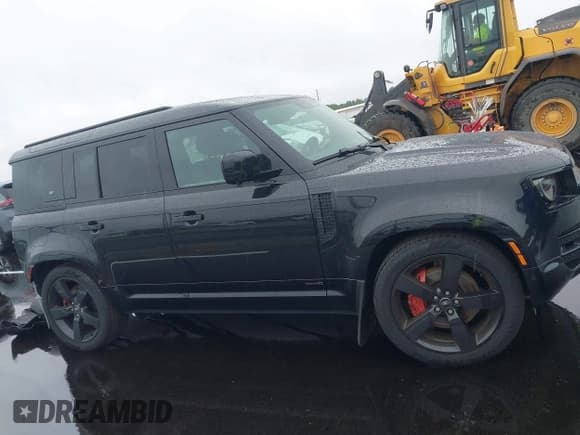 ✅ 2024 Land Rover Defender X • VIN: SALEX7EU6R2303395 • Lot: 42819427. Listed on IAAI with 8,712 mi. Free auction sales archive from the USA and detailed vehicle history report at DreamBid. Image 14.