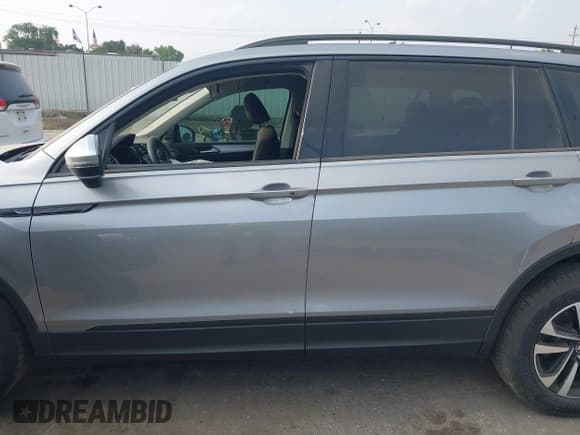 ✅ 2024 Volkswagen Tiguan S • VIN: 3VVRB7AX2RM185718 • Lot: 42303387. Listed on IAAI with 30,761 mi. Free auction sales archive from the USA and detailed vehicle history report at DreamBid. Image 15.