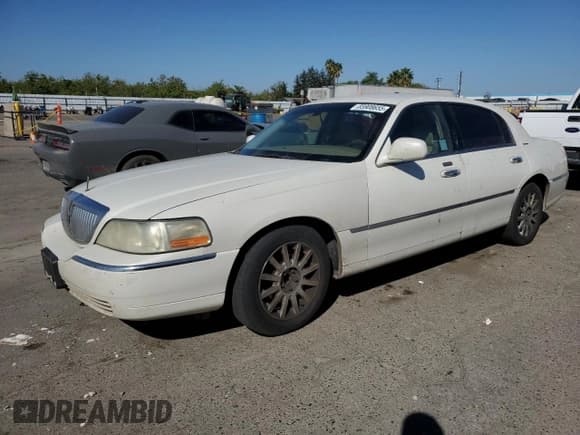 ✅ 2006 Lincoln Town Car Signature • VIN: 1LNHM81W86Y647017 • Лот: 85908655. Опубликован ранее на Copart с пробегом 216 405 миль. Бесплатный доступ к архиву аукционных продаж из США и подробный отчёт об истории автомобиля на DreamBid. Изображение 1.