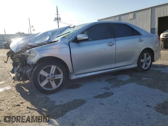 ✅ 2013 Toyota Camry L • VIN: 4T1BF1FKXDU700611 • Лот: 67850305. Опубликован ранее на Copart с пробегом 239 648 миль. Бесплатный доступ к архиву аукционных продаж из США и подробный отчёт об истории автомобиля на DreamBid. Изображение 1.