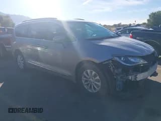 ✅ 2017 Chrysler Pacifica Touring L • VIN: 2C4RC1BG9HR523890 • Lot: 43468828. Wystawiony na IAAI z przebiegiem 196 219 mil. Bezpłatny archiwum sprzedaży aukcyjnych z USA i szczegółowy raport historii pojazdu na DreamBid. Zdjęcie 1.