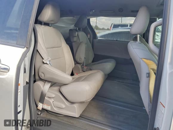 ✅ 2018 Toyota Sienna XLE • VIN: 5TDYZ3DC8JS953584 • Lot: 93465855. Wystawiony na Copart z przebiegiem 60 045 mil. Bezpłatny archiwum sprzedaży aukcyjnych z USA i szczegółowy raport historii pojazdu na DreamBid. Zdjęcie 11.