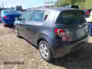 2013 Chevrolet Sonic LS z VIN 1G1JA6SH3D4131552, wystawiony jako IAAI lot #43320678 z przebiegiem 192 725 mil mil oraz . Historia ofert i sprzedaży dostępna na DreamBid. Obrazek 3.