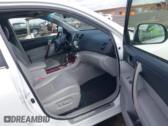 ✅ 2012 Toyota Highlander Limited • VIN: JTEDC3EH2C2008100 • Lot: 43325629. Wystawiony na IAAI z przebiegiem 148 921 mil. Bezpłatny archiwum sprzedaży aukcyjnych z USA i szczegółowy raport historii pojazdu na DreamBid. Zdjęcie 5.