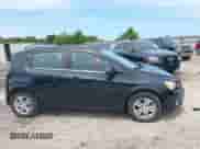 2015 Chevrolet Sonic LT z VIN 1G1JC6SB0F4157826, wystawiony jako IAAI lot #42503574 z przebiegiem 101 437 mil mil oraz . Historia ofert i sprzedaży dostępna na DreamBid. Obrazek 13.