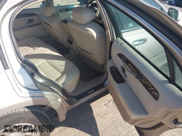 ✅ 2002 Lincoln Town Car Signature • VIN: 1LNHM82W72Y614339 • Lot: 43874876. Listed on IAAI with 157,755 mi. Free auction sales archive from the USA and detailed vehicle history report at DreamBid. Image 8.