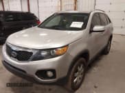 ✅ 2011 Kia Sorento LX • VIN: 5XYKT4A1XBG043952 • Lot: 43626544. Wystawiony na IAAI z przebiegiem 264 721 mil. Bezpłatny archiwum sprzedaży aukcyjnych z USA i szczegółowy raport historii pojazdu na DreamBid. Zdjęcie 2.