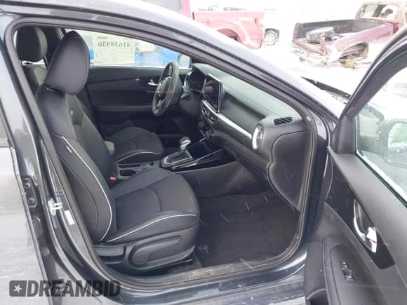 ✅ 2024 Kia Forte GT-Line • VIN: 3KPF54AD4RE831820 • Lot: 41638936. Wystawiony na IAAI z przebiegiem 6 568 mil. Bezpłatny archiwum sprzedaży aukcyjnych z USA i szczegółowy raport historii pojazdu na DreamBid. Zdjęcie 5.