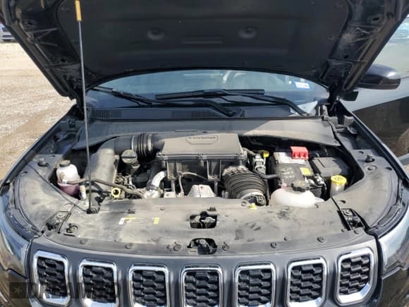 ✅ 2024 Jeep Compass Latitude • VIN: 3C4NJDBN4RT176763 • Lot: 69246515. Wystawiony na Copart z przebiegiem 15 428 mil. Bezpłatny archiwum sprzedaży aukcyjnych z USA i szczegółowy raport historii pojazdu na DreamBid. Zdjęcie 12.