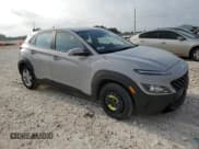 ✅ 2023 Hyundai Kona SE • VIN: KM8K22AB6PU040550 • Лот: 56192564. Опубликован ранее на Copart с пробегом 21 479 миль. Бесплатный доступ к архиву аукционных продаж из США и подробный отчёт об истории автомобиля на DreamBid. Изображение 4.