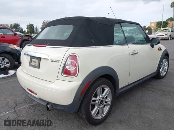 ✅ 2012 MINI Convertible • VIN: WMWZN3C5XCT135195 • Лот: 43326760. Опубликован ранее на IAAI с пробегом 122 358 миль. Бесплатный доступ к архиву аукционных продаж из США и подробный отчёт об истории автомобиля на DreamBid. Изображение 4.