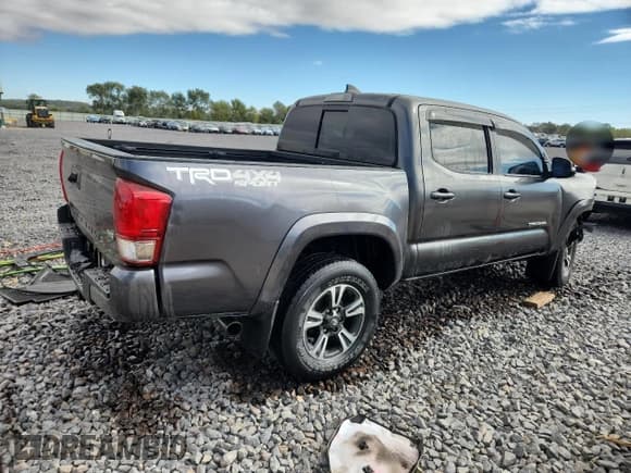 ✅ 2017 Toyota Tacoma TRD Sport • VIN: 3TMCZ5AN4HM085279 • Lot: 86256075. Listed on Copart with 112,031 mi. Free auction sales archive from the USA and detailed vehicle history report at DreamBid. Image 3.