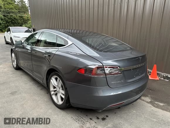 ✅ 2013 Tesla Model S • VIN: 5YJSA1AC6DFP10886 • Лот: 43829619. Опубликован ранее на IAAI с пробегом 224 788 миль. Бесплатный доступ к архиву аукционных продаж из США и подробный отчёт об истории автомобиля на DreamBid. Изображение 3.