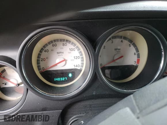 ✅ 2010 Dodge Challenger SE • VIN: 2B3CJ4DV0AH261604 • Lot: 47954764. Wystawiony na Copart z przebiegiem 140 327 mil. Bezpłatny archiwum sprzedaży aukcyjnych z USA i szczegółowy raport historii pojazdu na DreamBid. Zdjęcie 9.