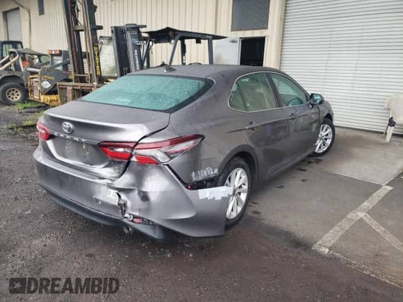 2021 Toyota Camry LE z VIN 4T1C11AK4MU590391, wystawiony jako Copart lot #81238415 z przebiegiem 63 738 mil mil oraz Szkoda całkowita • Salvage title. Historia ofert i sprzedaży dostępna na DreamBid. Obrazek 3.
