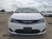 ✅ 2019 Chrysler Pacifica Hybrid Limited • VIN: 2C4RC1N72KR509090 • Лот: 60441235. Опубликован ранее на Copart с пробегом 105 821 миль. Бесплатный доступ к архиву аукционных продаж из США и подробный отчёт об истории автомобиля на DreamBid. Изображение 5.