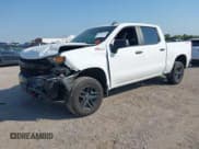 ✅ 2021 Chevrolet Silverado 1500 Custom Trail Boss • VIN: 3GCPYCEF8MG351780 • Lot: 43228690. Wystawiony na IAAI z przebiegiem 80 281 mil. Bezpłatny archiwum sprzedaży aukcyjnych z USA i szczegółowy raport historii pojazdu na DreamBid. Zdjęcie 2.