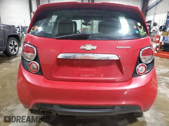 2013 Chevrolet Sonic RS z VIN 1G1JG6SB0D4222496, wystawiony jako Copart lot #51392355 z przebiegiem 160 398 mil mil oraz Szkoda całkowita • Salvage title. Historia ofert i sprzedaży dostępna na DreamBid. Obrazek 6.