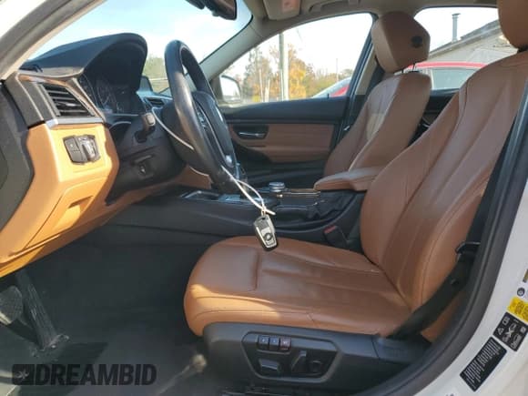 ✅ 2015 BMW 3 Series 328i xDrive • VIN: WBA3B5C55FF961479 • Lot: 90755555. Wystawiony na Copart z przebiegiem 126 824 mil. Bezpłatny archiwum sprzedaży aukcyjnych z USA i szczegółowy raport historii pojazdu na DreamBid. Zdjęcie 7.