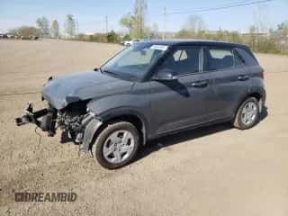 2024 Hyundai Venue SE z VIN KMHRB8A30RU314550, wystawiony jako Copart lot #56832385 z przebiegiem Nie podano mil oraz Szkoda całkowita • Salvage title. Historia ofert i sprzedaży dostępna na DreamBid. Obrazek 1.