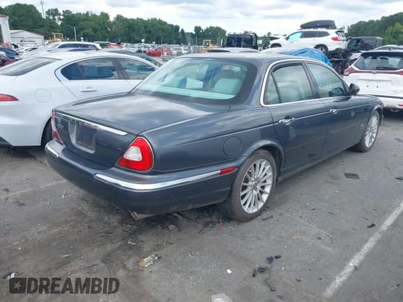 ✅ 2006 Jaguar XJ Series XJ8 • VIN: SAJWA71B36SH00581 • Лот: 42954829. Опубликован ранее на IAAI с пробегом Не указан. Бесплатный доступ к архиву аукционных продаж из США и подробный отчёт об истории автомобиля на DreamBid. Изображение 4.