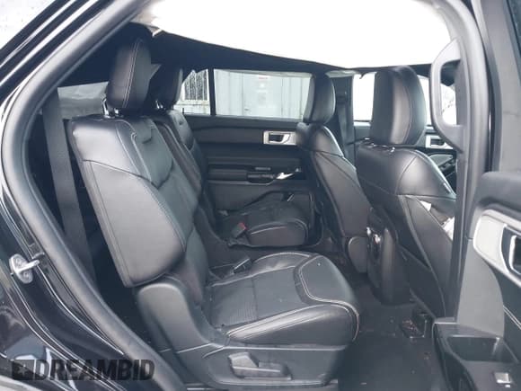 ✅ 2021 Ford Explorer ST • VIN: 1FM5K8GC5MGA17190 • Lot: 41935751. Wystawiony na IAAI z przebiegiem 72 143 mil. Bezpłatny archiwum sprzedaży aukcyjnych z USA i szczegółowy raport historii pojazdu na DreamBid. Zdjęcie 8.