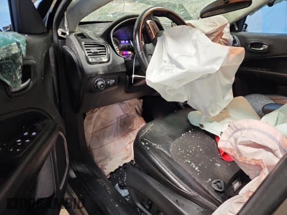 ✅ 2020 Jeep Compass Altitude • VIN: 3C4NJCBBXLT159084 • Лот: 92313375. Опубликован ранее на Copart с пробегом 99 790 миль. Бесплатный доступ к архиву аукционных продаж из США и подробный отчёт об истории автомобиля на DreamBid. Изображение 8.