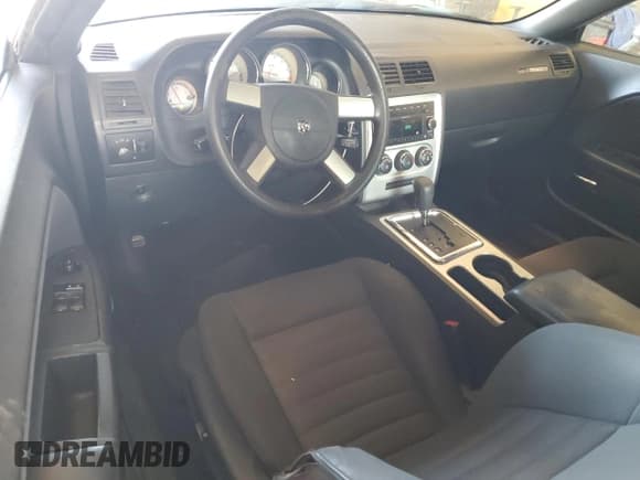 ✅ 2010 Dodge Challenger SE • VIN: 2B3CJ4DVXAH166855 • Lot: 43233615. Wystawiony na Copart z przebiegiem 191 163 mil. Bezpłatny archiwum sprzedaży aukcyjnych z USA i szczegółowy raport historii pojazdu na DreamBid. Zdjęcie 8.