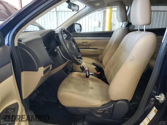 2016 Mitsubishi Outlander SE z VIN JA4AD3A38GZ004378, wystawiony jako Copart lot #84748135 z przebiegiem 120 247 mil mil oraz Szkoda całkowita • Salvage title. Historia ofert i sprzedaży dostępna na DreamBid. Obrazek 7.