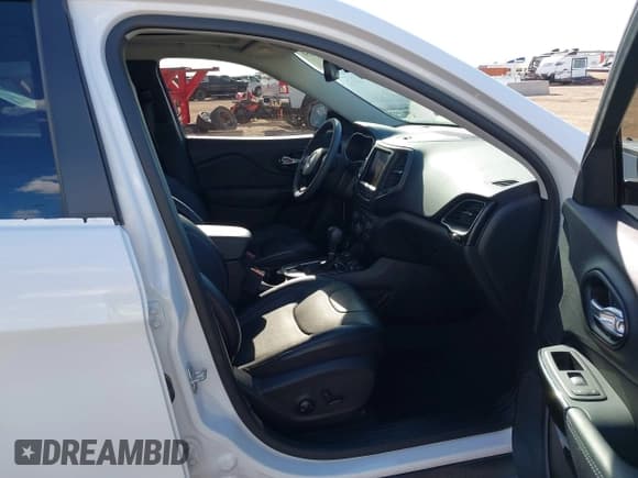 ✅ 2023 Jeep Cherokee Altitude Lux • VIN: 1C4PJMMB6PD108382 • Лот: 43226551. Опубликован ранее на IAAI с пробегом 50 117 миль. Бесплатный доступ к архиву аукционных продаж из США и подробный отчёт об истории автомобиля на DreamBid. Изображение 5.