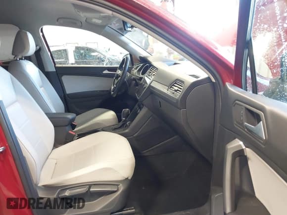 ✅ 2019 Volkswagen Tiguan SE • VIN: 3VV3B7AX8KM126023 • Lot: 42244782. Wystawiony na IAAI z przebiegiem 36 200 mil. Bezpłatny archiwum sprzedaży aukcyjnych z USA i szczegółowy raport historii pojazdu na DreamBid. Zdjęcie 5.