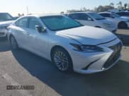 ✅ 2022 Lexus ES 300h Luxury • VIN: 58AEA1C14NU021371 • Лот: 41831043. Опубликован ранее на IAAI с пробегом 10 690 миль. Бесплатный доступ к архиву аукционных продаж из США и подробный отчёт об истории автомобиля на DreamBid. Изображение 1.