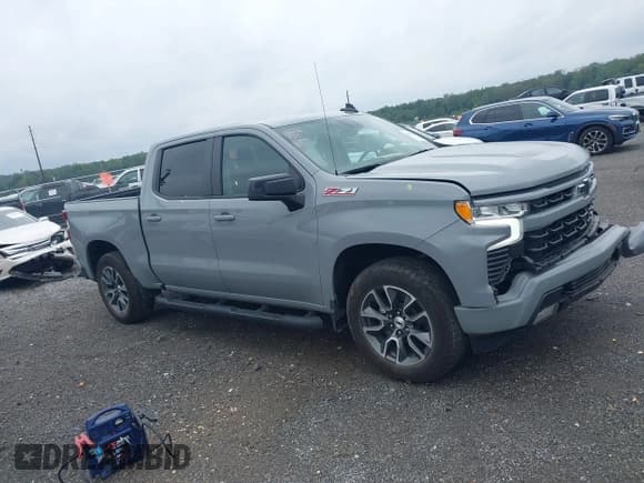 ✅ 2024 Chevrolet Silverado 1500 RST • VIN: 1GCUDEED7RZ238127 • Lot: 43297425. Wystawiony na IAAI z przebiegiem 25 177 mil. Bezpłatny archiwum sprzedaży aukcyjnych z USA i szczegółowy raport historii pojazdu na DreamBid. Zdjęcie 13.