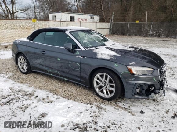 ✅ 2023 Audi A5 Cabriolet S line Prestige • VIN: WAU5AGF52PN003135 • Lot: 85002054. Wystawiony na Copart z przebiegiem 17 627 mil. Bezpłatny archiwum sprzedaży aukcyjnych z USA i szczegółowy raport historii pojazdu na DreamBid. Zdjęcie 4.