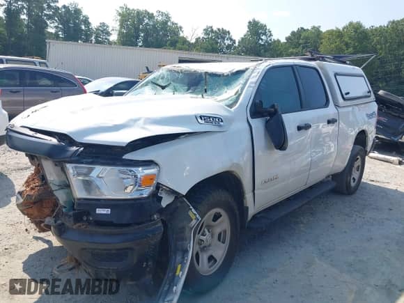 2019 Ram 1500 Tradesman z VIN 1C6SRFCT8KN601628, wystawiony jako IAAI lot #43016581 z przebiegiem Nie podano mil oraz . Historia ofert i sprzedaży dostępna na DreamBid. Obrazek 2.