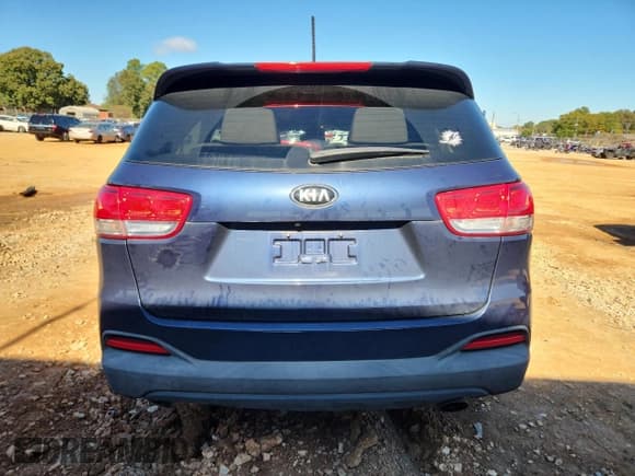 ✅ 2017 Kia Sorento LX • VIN: 5XYPGDA55HG322084 • Lot: 91095705. Listed on Copart with 126,624 mi. Free auction sales archive from the USA and detailed vehicle history report at DreamBid. Image 6.